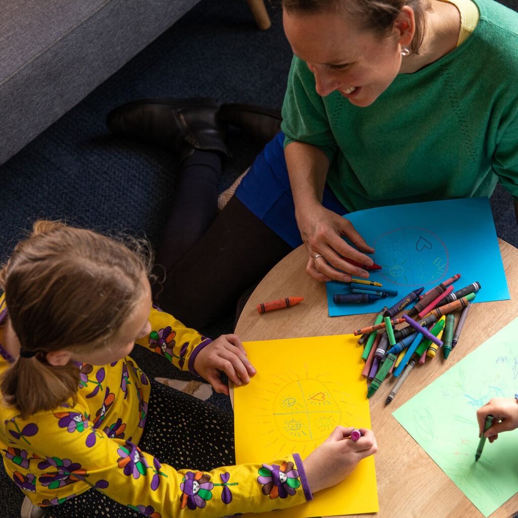 The child leads, also when drawing a picture.